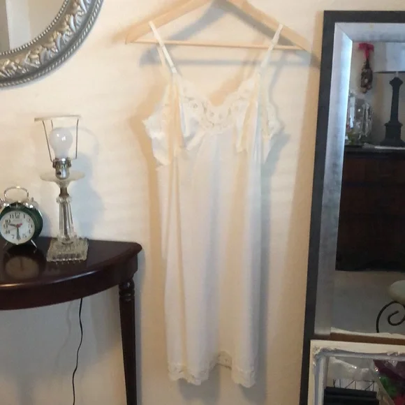 Vintage Vanity Fair Creamy White Slip       Size 34 - Picture 2 of 13